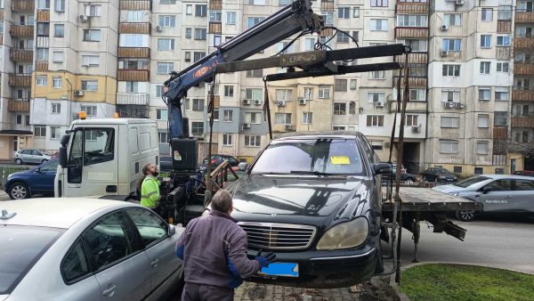 Община Стара Загора започна пролетна чистка на излезли от употреба автомобили