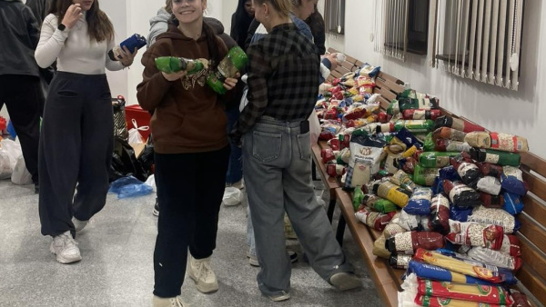 Рекордните близо 1 тон хранителни продукти събраха младежите от МОС за кампанията  Дари, за да зарадваш