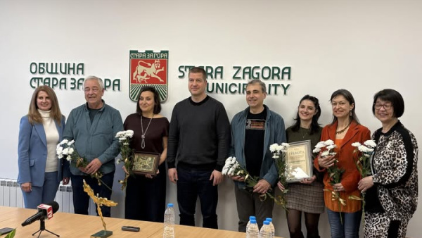 Кметът Живко Тодоров връчи отличия на Куклен театър Стара Загора за спечеления ИКАР 2026