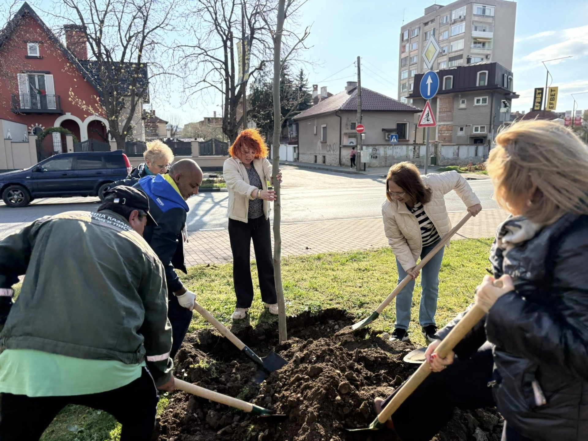 130 дръвчета засадиха в Казанлък в Седмицата на гората