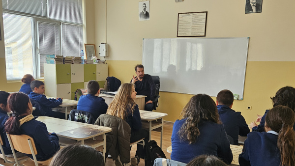 Известни личности четоха любими приказки в основното училище в Николаево