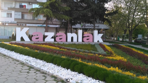 Започва асфалтирането на западния вход на Казанлък