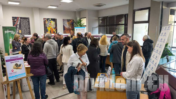 Трудова борса в Стара Загора събра 30 предприятия и над 500 търсещи работа