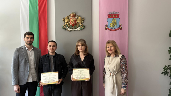 Наградиха победителите в конкурса за идейни проекти на кръстовището при западния вход на Казанлък