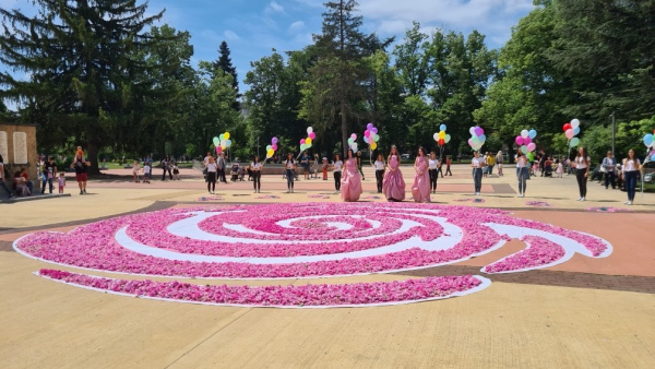 Казанлък избира в петък 53-ата Царица Роза с атрактивен флашмоб