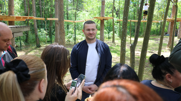Обновената въжена градина в парк  Митрополит Методий Кусев  представи заместник-кметът арх. Мартин Паскалев