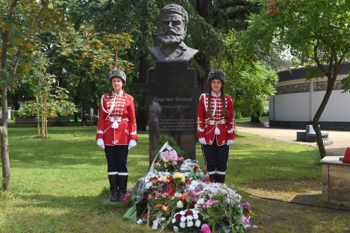 Казанлък се поклони пред паметта на Ботев