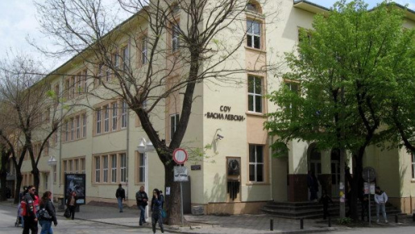 Хванаха 16 ученици да пушат около училища в Стара Загора