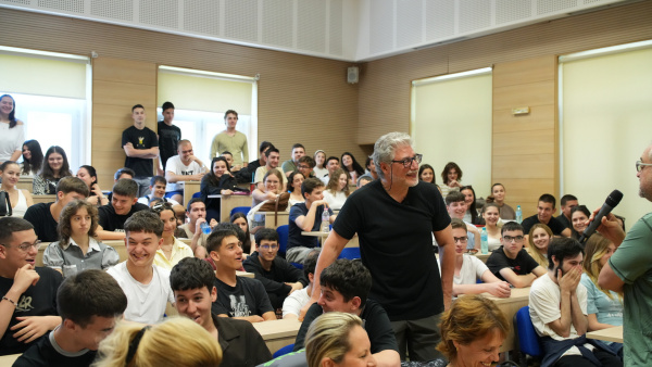 Хосе Кура пред учениците от ГПЧЕ  Ромен Ролан :  Бъдете себе си и не се отказвайте от мечтите си