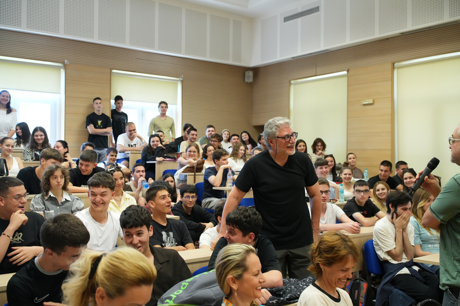 Хосе Кура пред учениците от ГПЧЕ  Ромен Ролан :  Бъдете себе си и не се отказвайте от мечтите си