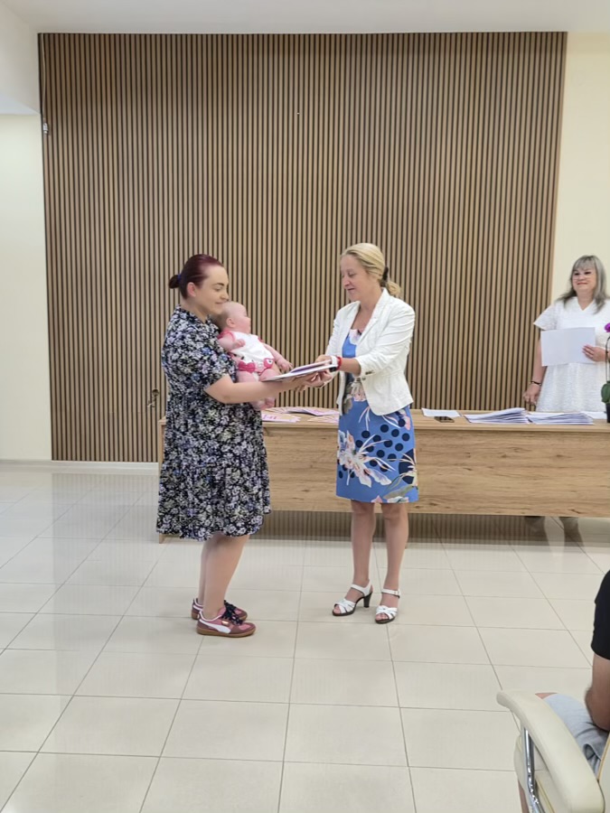 Най-малките жители на Казанлък получиха ваучери от Общината