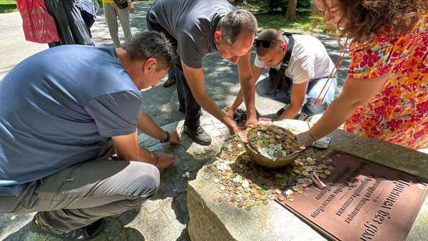 Касичката пред паметника на бездомното куче в Ямбол бързо се напълни с дарения