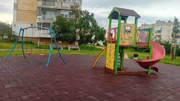 Продължава обновяването на детските площадки в Казанлък