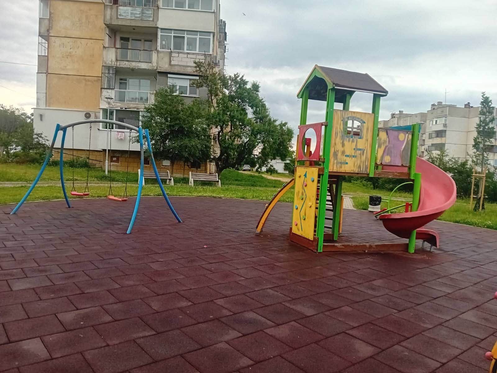 Продължава обновяването на детските площадки в Казанлък