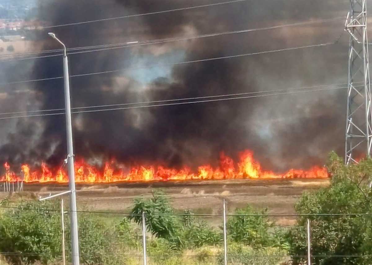 Пожар обхвана широки площи в полето под квартал Три чучура юг в Стара Загора