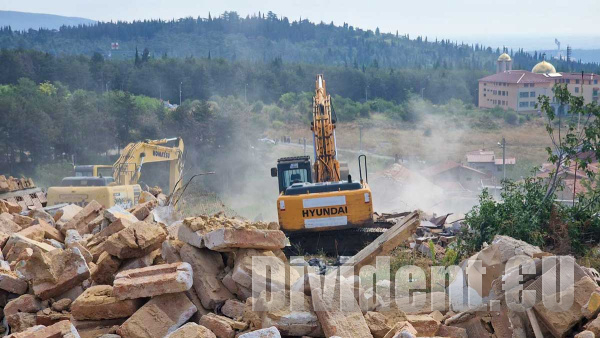 Събориха последните 20 незаконни постройки над старозагорския квартал Лозенец