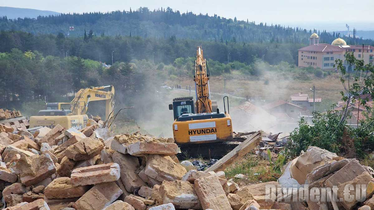 Събориха последните 20 незаконни постройки над старозагорския квартал Лозенец