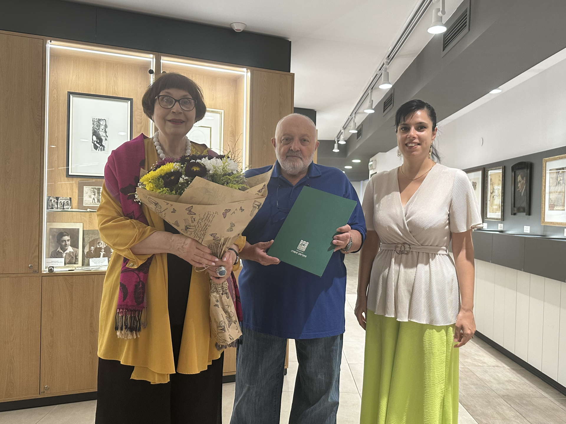 Преводачката Нина Сиракова дари ценни книги на Литературния музей в Стара Загора