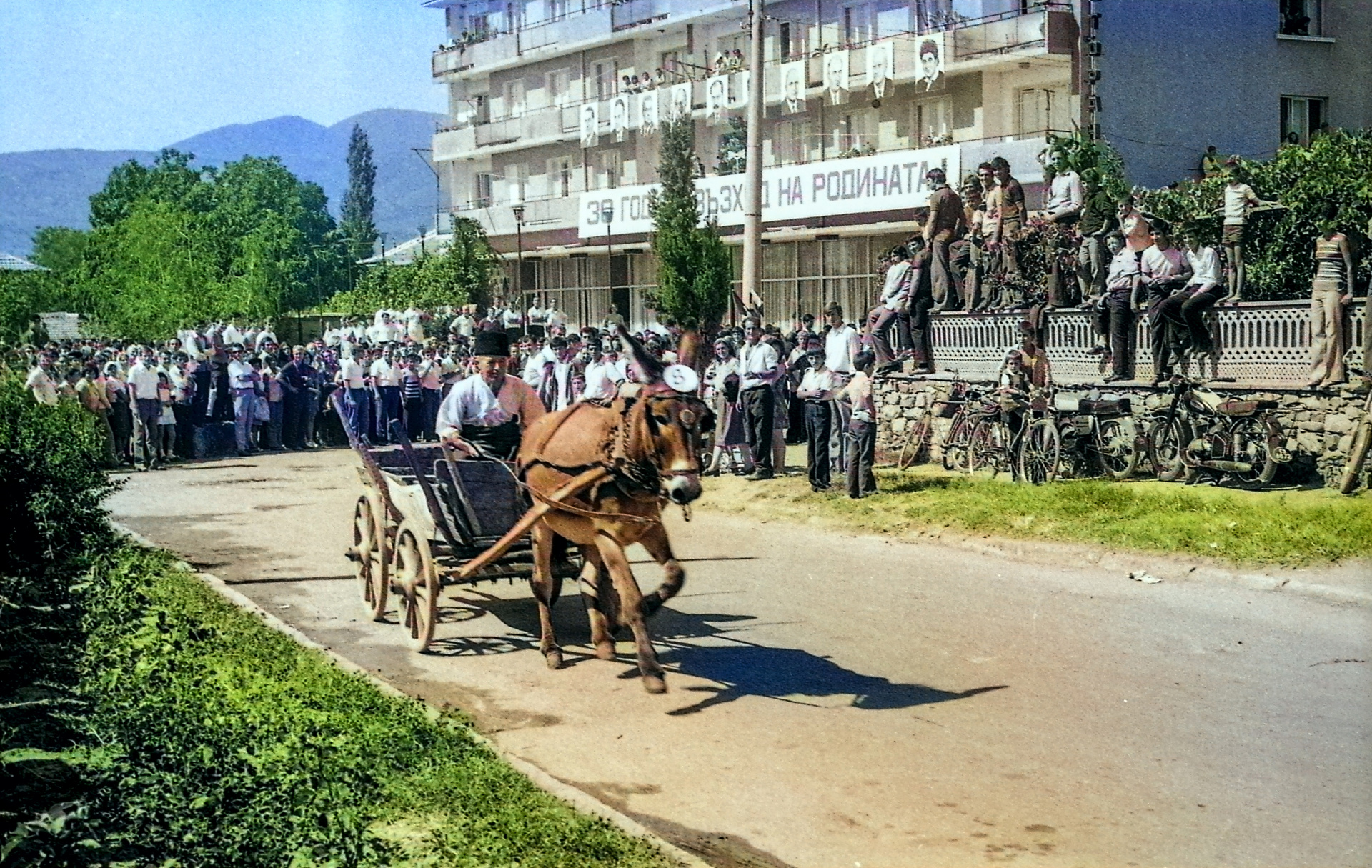 Община Гурково публикува уникални фотографии от Биоралито с магарешки каручки преди 52 години