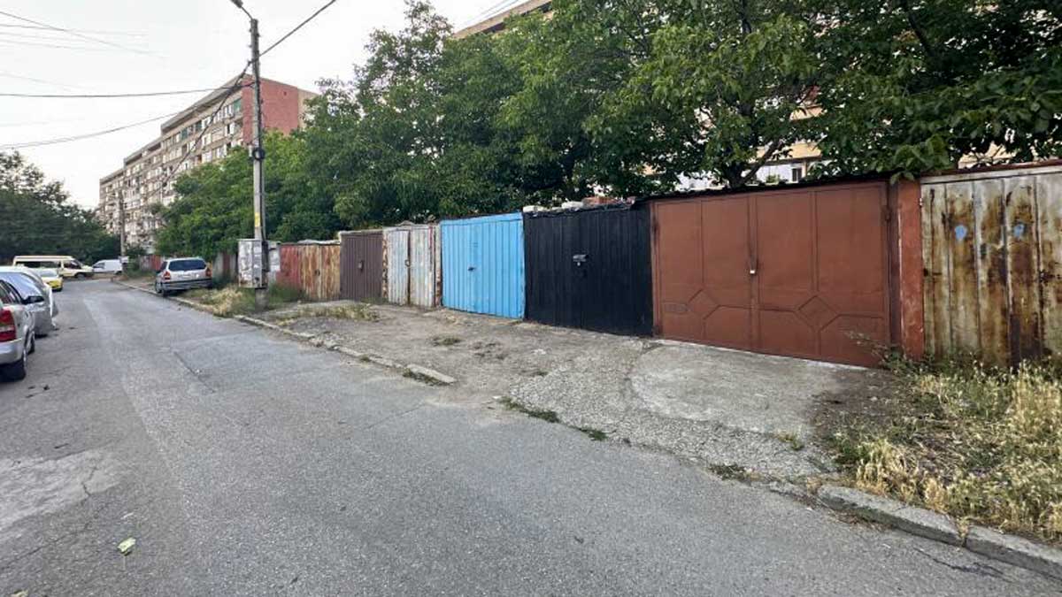 Сливен започна премахване на незаконно изградени гаражи по възлово кръстовище