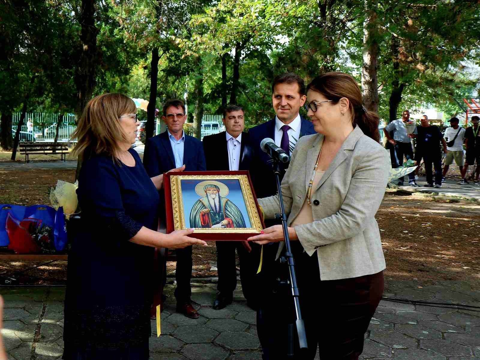 Министърът на енергетиката и неговият заместник откриха учебната година в професионалната гимназия в Раднево