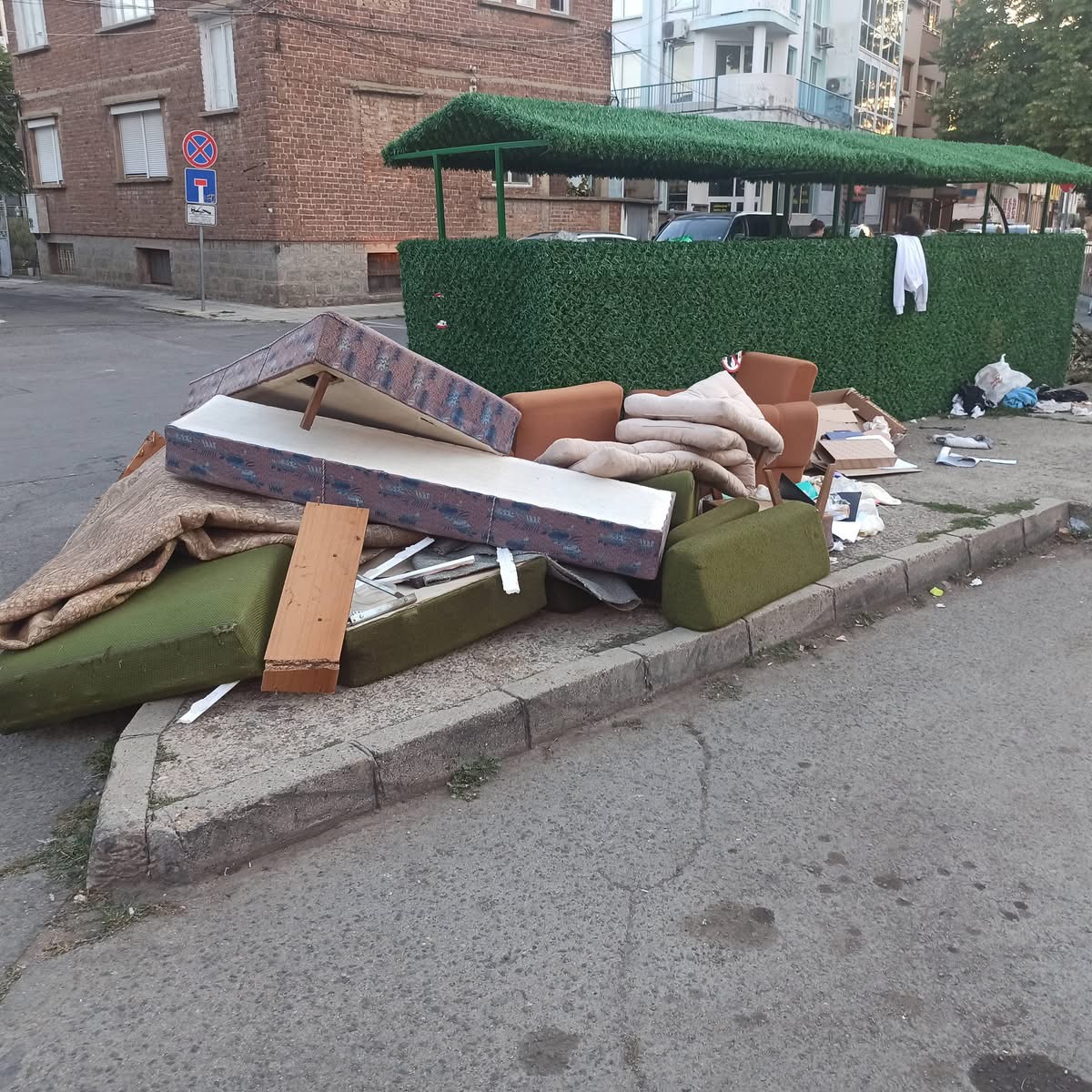 Общо 107 жители на Казанлък бяха глобени с 5600 евро за изхвърляне на отпадъци на нерегламентирани места