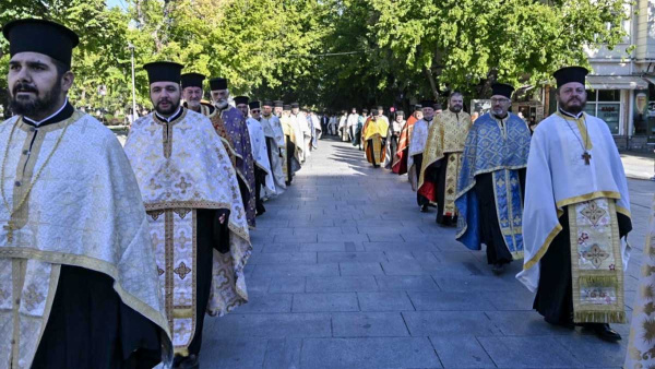 Стотици посрещнаха честната глава на Св. Климент Охридски в Стара Загора