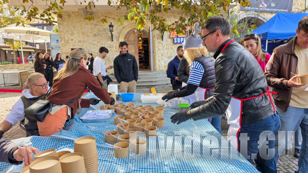 Безплатна рибена чорба зарадва гостите на фестивала  Есенни пасажи  в Стария Несебър