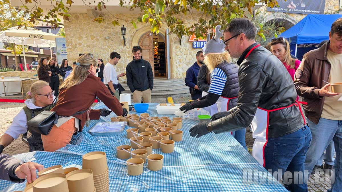 Безплатна рибена чорба зарадва гостите на фестивала  Есенни пасажи  в Стария Несебър