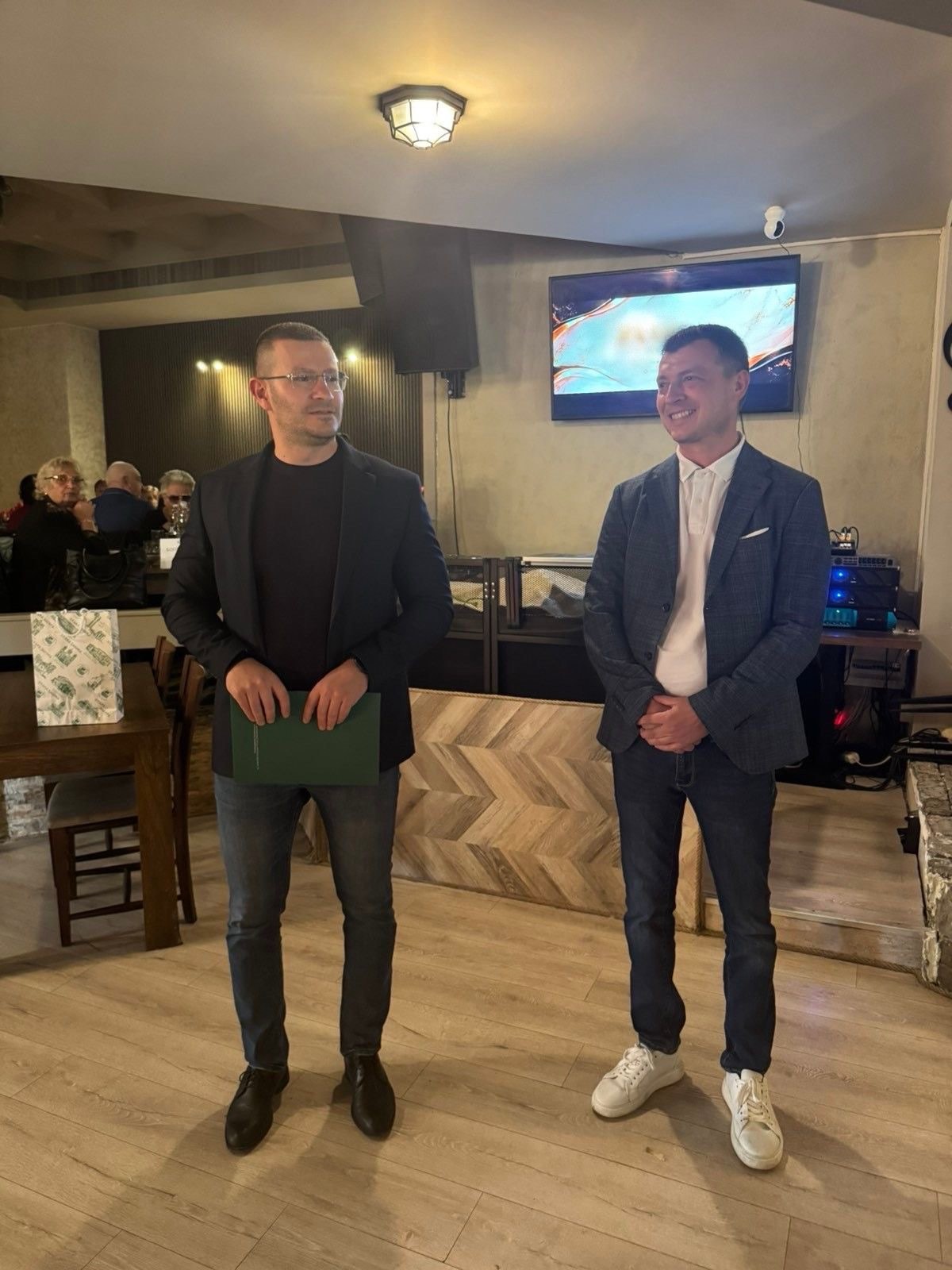 Зам.-кметовете Светослав Колев и арх. Мартин Паскалев поздравиха пенсионерите по повод Международния ден на възрастните хора