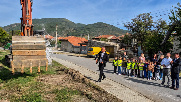 Кметът на Гурково Кънчо Папазов даде старт на изграждането на нова подпорна стена на река Лазова