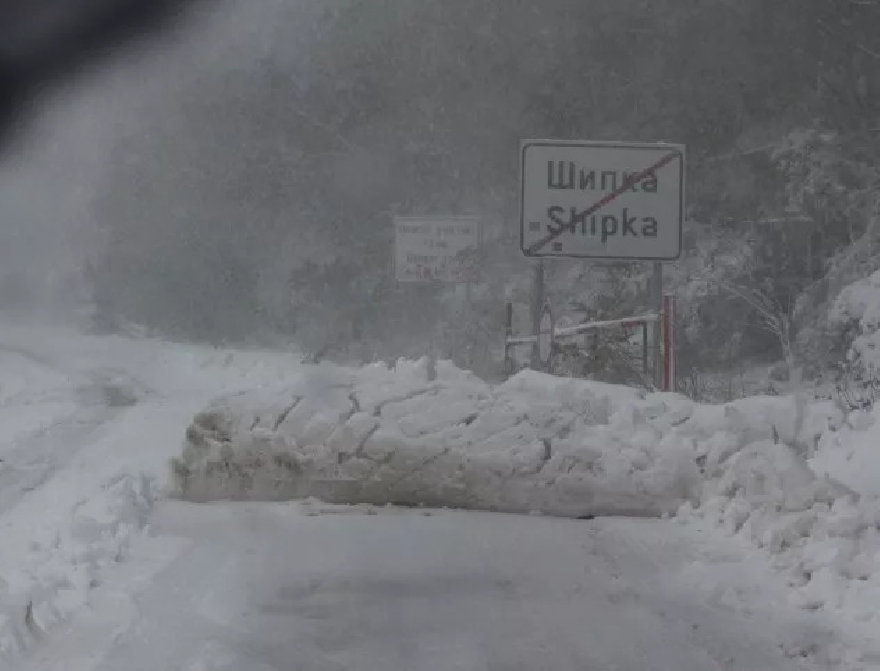 Снежна виелица със закъсали автомобили между Крън и Шипка