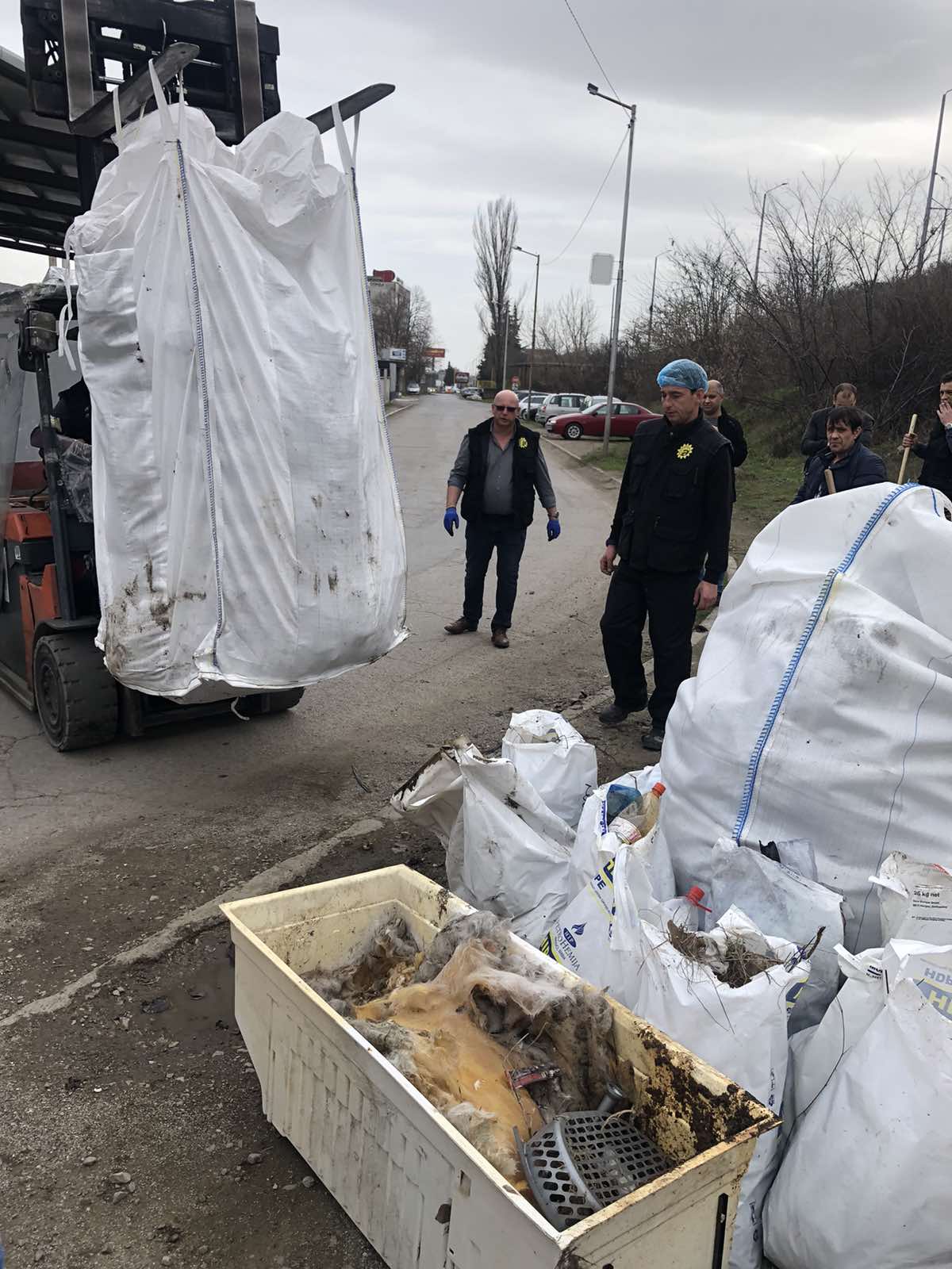 Старозагорско предприятие се включи в почистване на квартала си