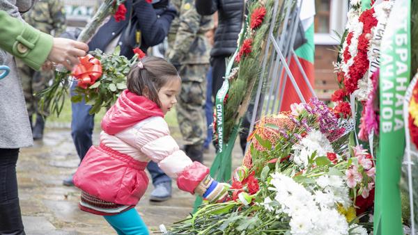 Стотици старозагорци се поклониха пред паметта на Апостола на свободата