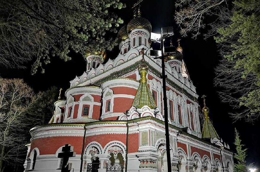 Златните кубета на Храм Рождество Христово в Шипка грейнаха в ярки светлини