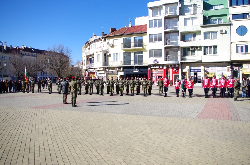 С тържествено вдигане на знамената започна националният празник в Казанлък