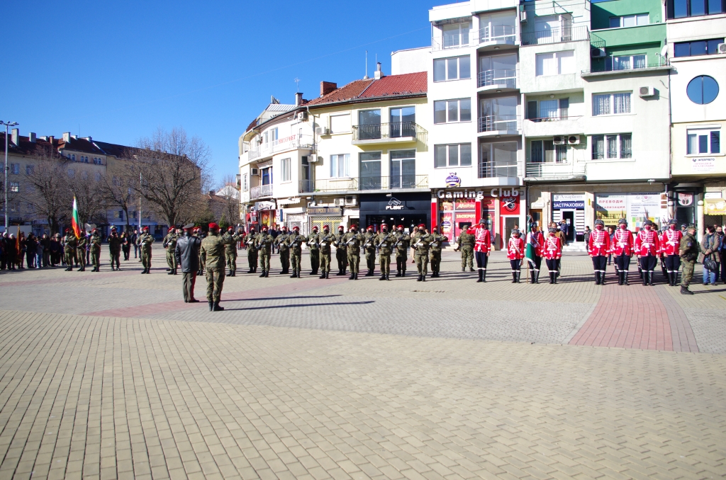 С тържествено вдигане на знамената започна националният празник в Казанлък