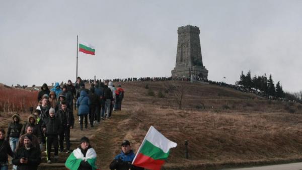 Президентът и председателят на парламента в словесен двубой на Шипка