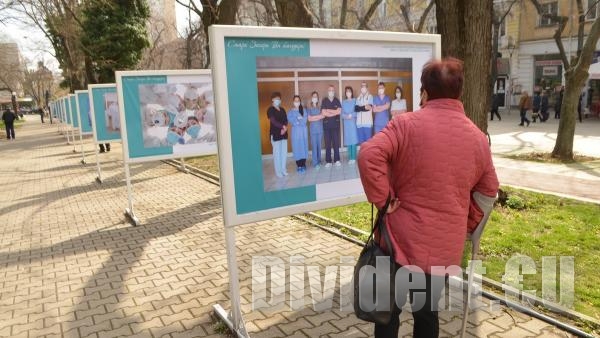 Стара Загора благодари на медиците с изложба, запечатала лицата на героите в бяло