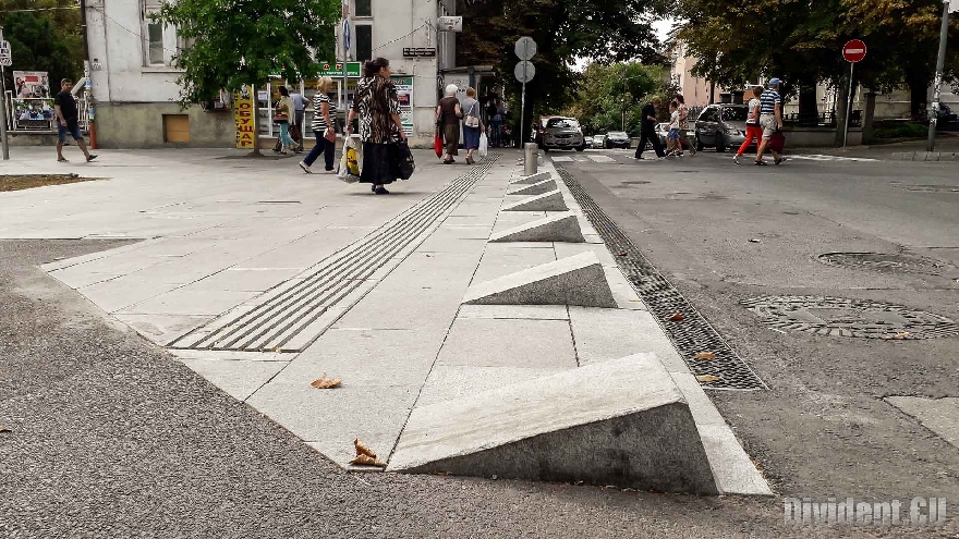 Акуловите перки изчезват, слагат масивни ограничители с герба на Стара Загора