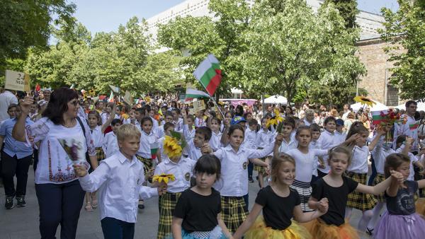 С празнично шествие и награди за високи успехи отбелязаха 24 май в Стара Загора