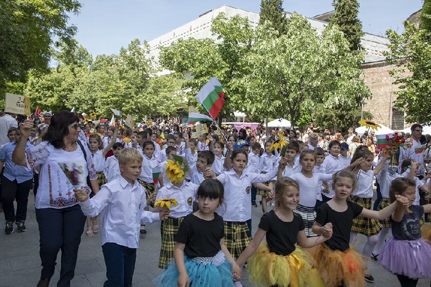 С празнично шествие и награди за високи успехи отбелязаха 24 май в Стара Загора