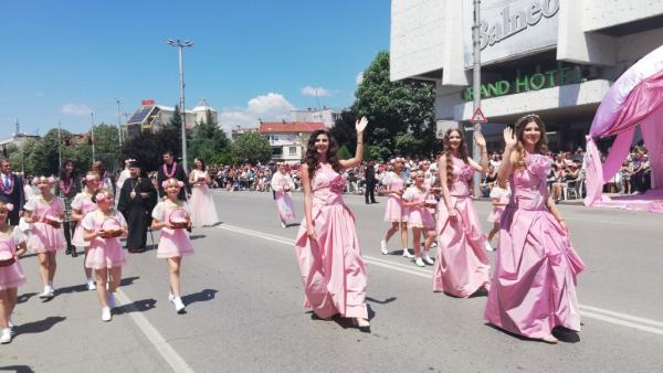 10 000 гости събра кулминацията на празника в Казанлък