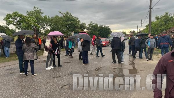 Жители на Обручище протестират заради лошото състояние на пътя