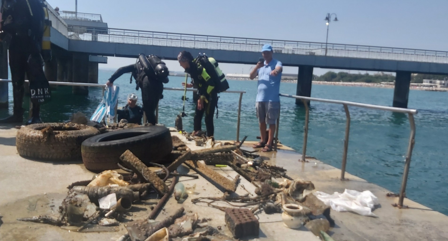 Водолази извадиха половин тон отпадъци под Бургаския мост
