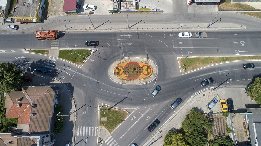 Цветна визия украси кръгово кръстовище в Стара Загора