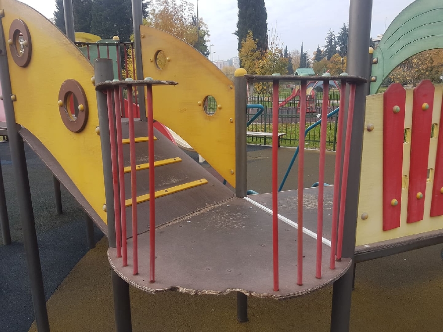 Изпочупиха няколко обновени детски площадки в Стара Загора