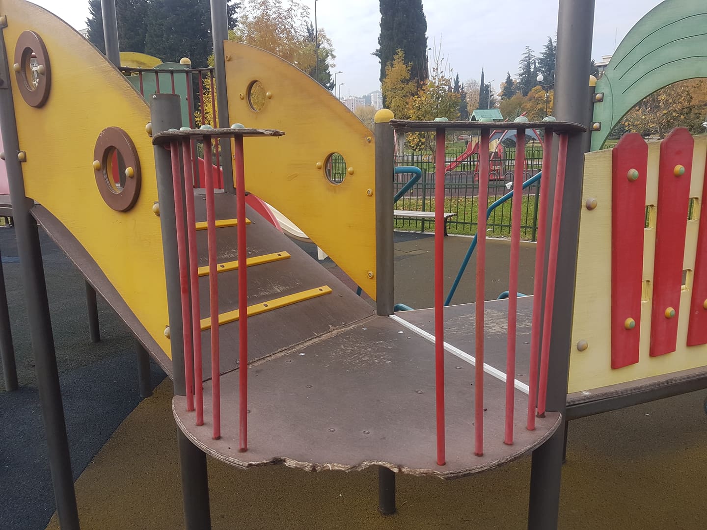Изпочупиха няколко обновени детски площадки в Стара Загора
