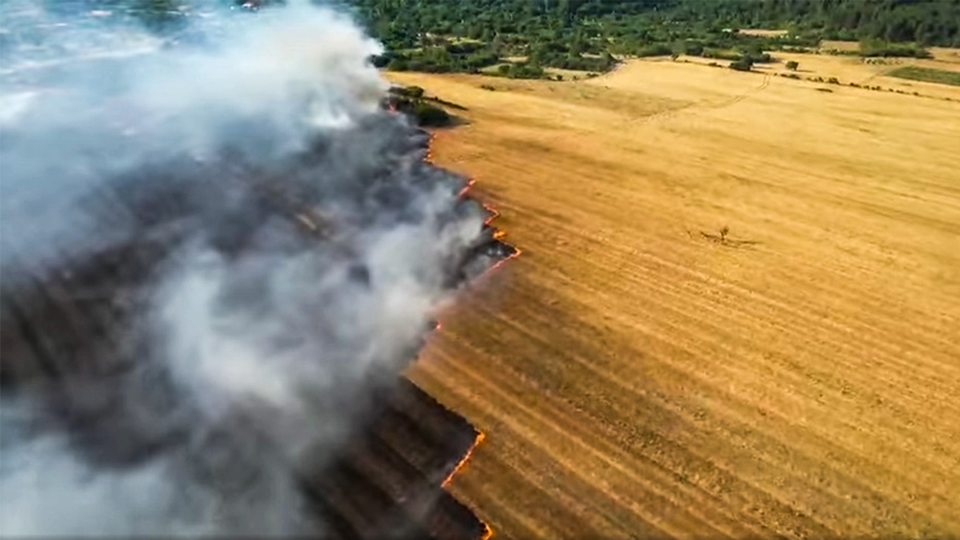 Искра от ауспух подпали огромен пожар край град Шипка