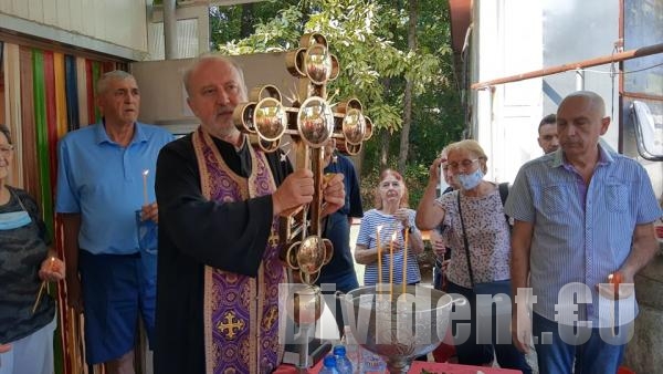 Осветиха кръста за новата камбанария на Богородична стъпка